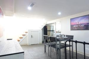 Kuchyň nebo kuchyňský kout v ubytování Best EWR Airport Apt-Hot Tub-Free Parking