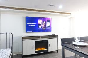 TV a/nebo společenská místnost v ubytování Best EWR Airport Apt-Hot Tub-Free Parking