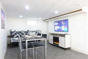 TV a/nebo společenská místnost v ubytování Best EWR Airport Apt-Hot Tub-Free Parking
