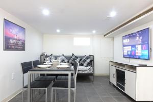 TV a/nebo společenská místnost v ubytování Best EWR Airport Apt-Hot Tub-Free Parking