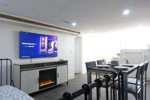 TV a/nebo společenská místnost v ubytování Best EWR Airport Apt-Hot Tub-Free Parking