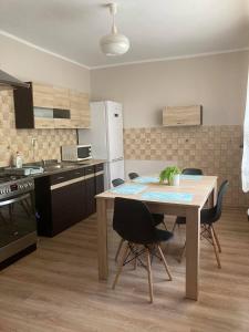 uma cozinha com mesa e cadeiras num quarto em mieszkanie na osiedlu siedemsetlecia em Uniejow