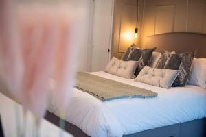 Una cama o camas en una habitación de Timber Hill - Parkfields