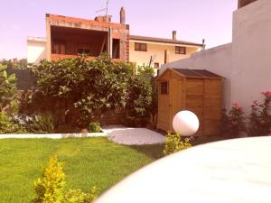 A garden outside La Dimora