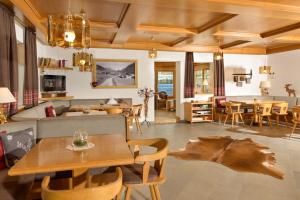 - un salon avec un canapé et une table dans l'établissement Hotel Garni Lastei, à Pozza di Fassa