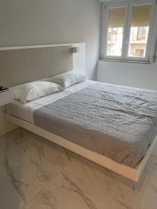 克羅托內的住宿－B & B La casa di Bianca Luxury，卧室内的木架床