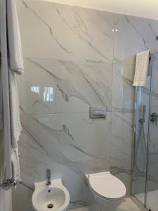 クロトーネにあるB & B La casa di Bianca Luxuryのバスルーム(トイレ、ガラス張りのシャワー付)