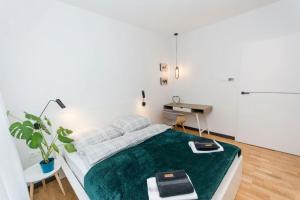 a bedroom with a bed with a green rug at Apartament Rodzinny Portova in Gdynia