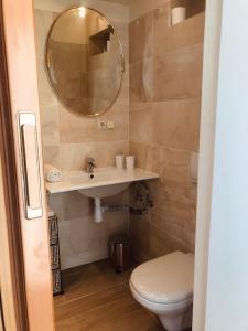łazienka z toaletą, umywalką i lustrem w obiekcie Apartment Marbella House w Marbelli