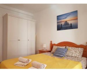 um quarto com uma cama com duas toalhas em Apartament Lloret de Mar with terrace em Lloret de Mar