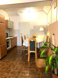 Apartment in Alf في الف: مطبخ وغرفة طعام مع طاولة وكراسي