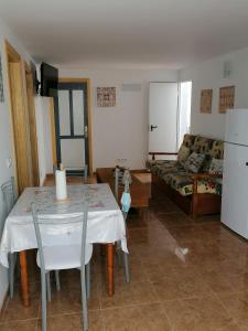 cocina y sala de estar con mesa y sofá en Casa samu camping PasitoBlanco, en Maspalomas