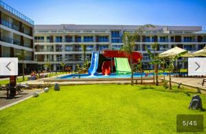 un parque con un tobogán de agua frente a un edificio en Long Beach Holiday Resort, en Iskele