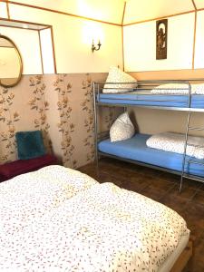 um quarto com três beliches e uma cama em Apartment in Alf em Alf