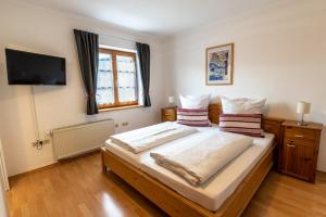 Un pat sau paturi într-o cameră la Ammergau Lodge