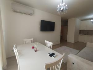 TV a/nebo společenská místnost v ubytování AVALON Apart-Hotel