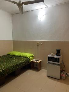 um quarto com uma cama e um fogão em Villa CB em Abidjan