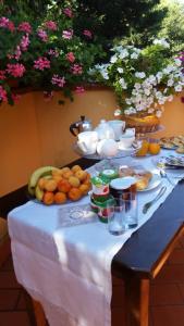 una mesa con un mantel blanco con fruta. en Villa Lucilla, en Altavilla Silentina