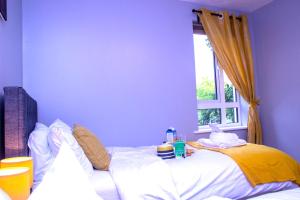 1 dormitorio con 1 cama blanca y ventana en Allen Luxury Apartment, en Coventry
