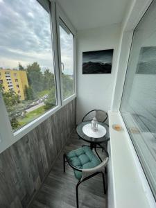 Cette petite chambre dispose d'une table et d'une fenêtre. dans l'établissement Ateities 3044 Self CHECK In, à Panevėžys