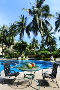 einen Tisch mit Obst vor einem Pool in der Unterkunft Palm Beach Resort & Spa in Sanya