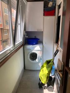 una piccola lavanderia con lavatrice di Centro y playa a La Coruña