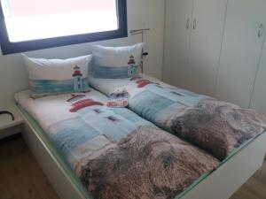 Tempat tidur dalam kamar di Hausboot Casa di Lago