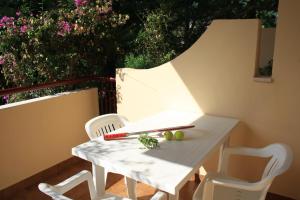 ヴィエステにあるResidence Villa Agrimareの白いテーブルと椅子、花の咲くバルコニー