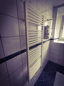 ein Badezimmer mit weißen Wänden und ein Fenster mit Handtüchern in der Unterkunft Haus Crestas in Samnaun