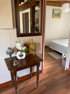 um quarto com uma mesa com um espelho e uma cama em Appartement de la Brèche 44 m2 Wifi ,place Drouaise em Chartres