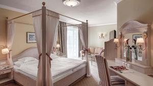 Ein Bett oder Betten in einem Zimmer der Unterkunft Hotel Almesberger