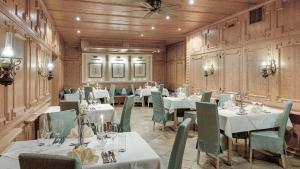 Ein Restaurant oder anderes Speiselokal in der Unterkunft Hotel Almesberger 