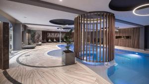 Der Swimmingpool an oder in der Nähe von Hotel Almesberger