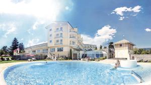 Der Swimmingpool an oder in der Nähe von Hotel Almesberger