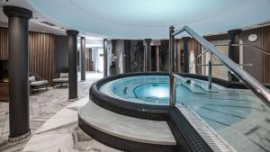 Der Swimmingpool an oder in der Nähe von Hotel Almesberger