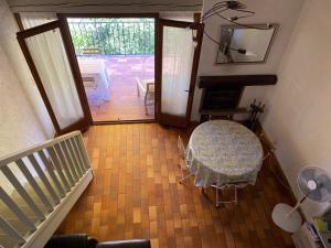 a view of a room with a table and a staircase at Jolie maison de village, à 2 min à pied du lac d'Esparron de Verdon in Esparron-de-Verdon