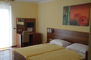 une chambre d'hôtel avec un lit et une télévision dans l'établissement Bed & Breakfast Grgic, à Novigrad