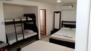 巴蘭基亞的住宿－hotel interamericano，一间客房内配有两张双层床的房间