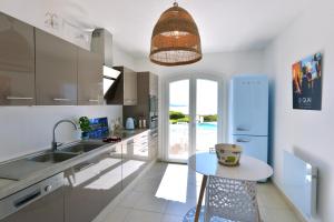 O bucătărie sau chicinetă la VILLA JUCANOS - Vue mer panoramique Golfe de St-Tropez