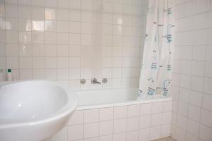 Un baño de Albergue Santa Olaia