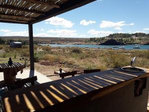 Blick auf einen Fluss von der Veranda eines Hauses in der Unterkunft sueño del chocon in Villa El Chocón