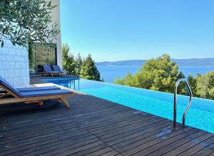 Bazén v ubytování Villa FORTE-Exclusive location with fantastic seaview & infinity pool - up to 8 Pax nebo v jeho okolí