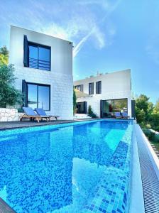 een zwembad voor een huis bij Villa FORTE-Exclusive location with fantastic seaview & infinity pool - up to 8 Pax in Mimice