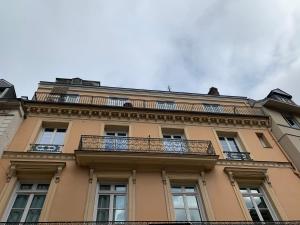 Un edificio con un balcón en la parte superior. en La Suite Royale, en Rouen