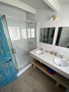 Ein Badezimmer in der Unterkunft Blue Beach House ATICO CON TERRAZA