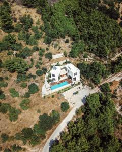 een luchtzicht op een huis met een zwembad bij Villa FORTE-Exclusive location with fantastic seaview & infinity pool - up to 8 Pax in Mimice