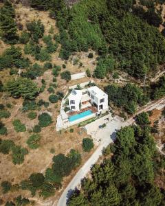 Bazén v ubytování Villa FORTE-Exclusive location with fantastic seaview & infinity pool - up to 8 Pax nebo v jeho okolí