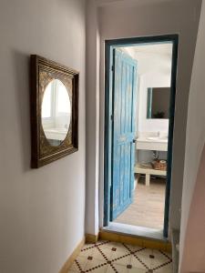 einen Spiegel an einer Wand neben einem Bad in der Unterkunft Blue Beach House ATICO CON TERRAZA in Málaga