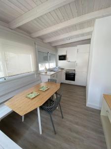 eine kleine Küche mit einem Holztisch und einem Stuhl in der Unterkunft Blue Beach House ATICO CON TERRAZA in Málaga