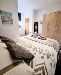 Llit o llits en una habitació de Stylish Apartment in Victorian Conversion FREE PARKING & PRIVATE PATIO Close to Beach Town Centre & BIC